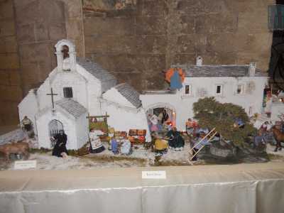 In questo presepe spicca l'aggiunta di una chiesetta